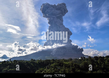 (190610) -- Pechino, 10 giugno 2019 (Xinhua) -- la foto scattata il 9 giugno 2019 mostra Mount Sinabung produca spessa cenere eruttata nel Karo, nel nord di Sumatra, Indonesia. (Xinhua/Anto Sembiring) Foto Stock