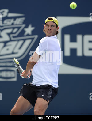 Queens, Stati Uniti d'America. 24 Ago, 2013. Lavaggio, NY - 23 agosto: Rafael Nadal pratiche con Andy Murray al Auther Ashe Stadium per il 2013 US Open al USTA Billie Jean King National Tennis Center il 23 agosto 2013 nel quartiere di lavaggio del Queens borough di New York City. Persone: Rafael Nadal Credito: tempeste Media Group/Alamy Live News Foto Stock