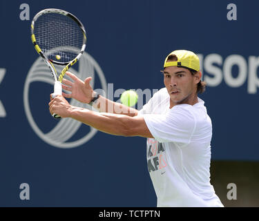 Queens, Stati Uniti d'America. 24 Ago, 2013. Lavaggio, NY - 23 agosto: Rafael Nadal pratiche con Andy Murray al Auther Ashe Stadium per il 2013 US Open al USTA Billie Jean King National Tennis Center il 23 agosto 2013 nel quartiere di lavaggio del Queens borough di New York City. Persone: Rafael Nadal Credito: tempeste Media Group/Alamy Live News Foto Stock