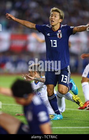 Il Giappone Kensuke Nagai festeggia dopo il suo punteggio del team secondo obiettivo assistita da Genki Haraguchi in primo piano durante il KIRIN Challenge Cup 2019 match tra Giappone 2-0 El Salvador a Hitomebore Stadium Miyagi in Miyagi, Giappone, 9 giugno 2019. (Foto di Kenzaburo Matsuoka/AFLO) Foto Stock