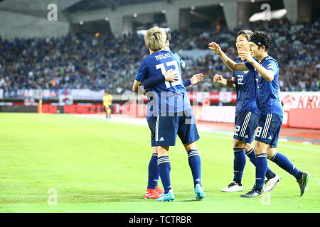 Miyagi, Giappone. Il 9 giugno, 2019. Il Giappone Kensuke Nagai celebra con i suoi compagni di squadra Takumi Minamino, Shinnosuke Hatanaka e Genki Haraguchi che hanno reso il assistere dopo il loro punteggio secondo obiettivo durante il KIRIN Challenge Cup 2019 match tra Giappone 2-0 El Salvador a Hitomebore Stadium Miyagi in Miyagi, Giappone, 9 giugno 2019. Credito: Kenzaburo Matsuoka/AFLO/Alamy Live News Foto Stock