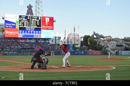 Anaheim, Stati Uniti d'America. Il giorno 08 Giugno, 2019. Seattle Mariners a partire lanciatore Yusei Kikuchi offre un passo a Los Angeles Angeli designati hitter Shohei Ohtani nel primo inning durante il Major League di baseball all'Angel Stadium di Anaheim, California, Stati Uniti, Giugno 8, 2019. Credito: Aflo Co. Ltd./Alamy Live News Foto Stock