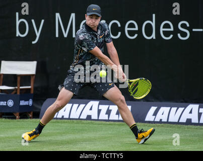 Stuttgart, Germania. Decimo Giugno, 2019. Tennis: Atp-Tour - Stuttgart, singolo, uomini, 1° turno: KOHLSCHREIBER: risultati nei (Germania) - Kecmanovic (Serbia). Miomir Kecmanovic in azione. Credito: Sila Stein/dpa/Alamy Live News Foto Stock