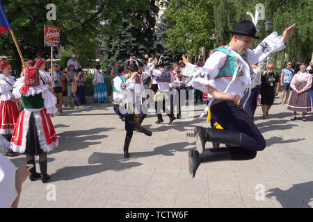 (190610) -- BUDAPEST, 10 giugno 2019 (Xinhua) -- i partecipanti ballare durante un marzo del Danubio Carnevale folk dance festival nel centro di Budapest, Ungheria, 9 giugno 2019. (Xinhua/Attila Volgyi) Foto Stock