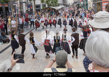 (190610) -- BUDAPEST, 10 giugno 2019 (Xinhua) -- i partecipanti ballare durante un marzo del Danubio Carnevale folk dance festival nel centro di Budapest, Ungheria, 9 giugno 2019. (Xinhua/Attila Volgyi) Foto Stock