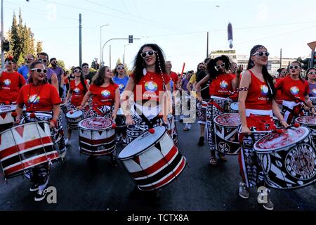 Atene, Grecia. 8 Giugno, 2019. Le donne visto suonando la batteria durante il festival.La Athens Pride Festival 2019 si è tenuto presso la piazza Syntagma con molte persone del LGBTQ unendo la causa. Credito: Helen Paroglou SOPA/images/ZUMA filo/Alamy Live News Foto Stock