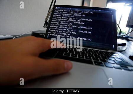 Eindhoven, Paesi Bassi. Decimo Giugno, 2019. EINDHOVEN, 10-06-2019, immagine illustrativa di hacker download di file. Credito: Pro scatti/Alamy Live News Foto Stock