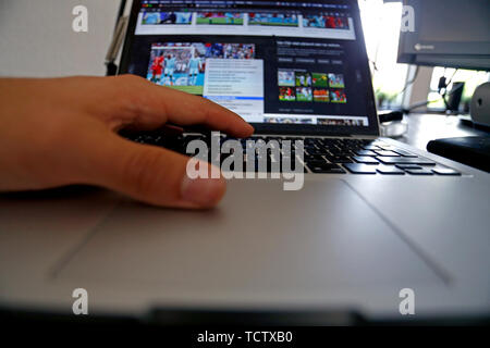 Eindhoven, Paesi Bassi. Decimo Giugno, 2019. EINDHOVEN, 10-06-2019, immagine illustrativa di hacker download di file. Credito: Pro scatti/Alamy Live News Foto Stock