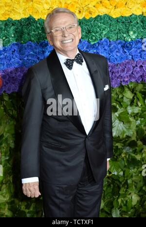 Bob Mackie presso gli arrivi per 73rd annuale di Tony Awards, Radio City Music Hall al Rockefeller Center di New York, NY Giugno 9, 2019. Foto di: Kristin Callahan/Everett Collection Foto Stock