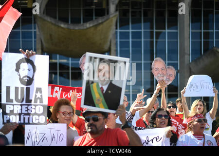 Brasilia, Brasile. Decimo Giugno, 2019. DF - Brasilia - 06/10/2019 - La protesta contro Sergio Moro - sostenitori dell ex presidente Luiz Inacio Lula da Silva durante una manifestazione di protesta per questo lunedì, 10 giugno contro il Ministro della giustizia, Sergio Moro, di fronte alla sede centrale del ministero della giustizia. Foto: Mateus Bonomi/AGIF Credito: AGIF/Alamy Live News Foto Stock