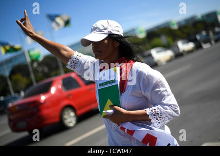 Brasilia, Brasile. Decimo Giugno, 2019. DF - Brasilia - 06/10/2019 - La protesta contro Sergio Moro - sostenitori dell ex presidente Luiz Inacio Lula da Silva durante una manifestazione di protesta per questo lunedì, 10 giugno contro il Ministro della giustizia, Sergio Moro, di fronte alla sede centrale del ministero della giustizia. Foto: Mateus Bonomi/AGIF Credito: AGIF/Alamy Live News Foto Stock