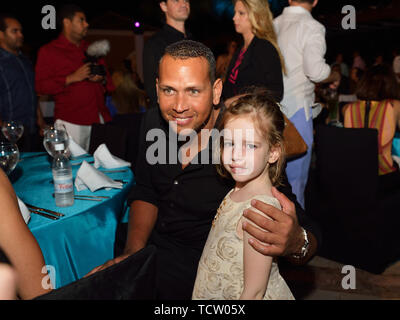 Punta Cana, Repubblica Dominicana. Xiv Dic, 2013. PUNTA CANA, REPUBBLICA DOMINICANA - 13 dicembre: Alex Rodriguez dei New York Yankees e ragazza, Torrie Wilson, alla sesta annuale David Ortiz Celebrity Golf Classic Powered By FUSEt su dicembre 13, 2013 in Punta Cana Repubblica Dominicana. Persone: Alex Rodriguez Credito: tempeste Media Group/Alamy Live News Foto Stock