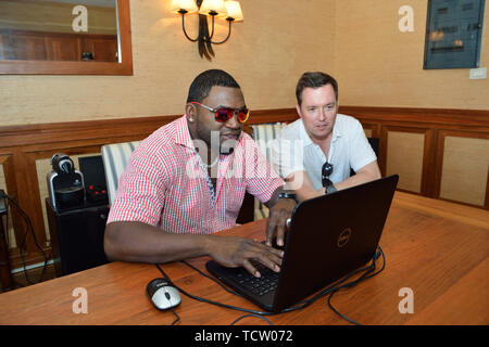 Punta Cana, Repubblica Dominicana. Xiv Dic, 2013. PUNTA CANA, REPUBBLICA DOMINICANA - 13 dicembre: Alex Rodriguez dei New York Yankees e ragazza, Torrie Wilson, alla sesta annuale David Ortiz Celebrity Golf Classic Powered By FUSEt su dicembre 13, 2013 in Punta Cana Repubblica Dominicana. Persone: David Ortiz Credito: tempeste Media Group/Alamy Live News Foto Stock