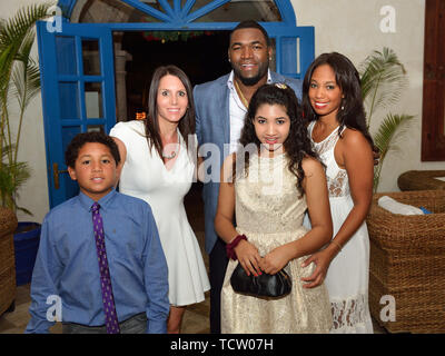 Punta Cana, Repubblica Dominicana. Xiv Dic, 2013. PUNTA CANA, REPUBBLICA DOMINICANA - 13 dicembre: Alex Rodriguez dei New York Yankees e ragazza, Torrie Wilson, alla sesta annuale David Ortiz Celebrity Golf Classic Powered By FUSEt su dicembre 13, 2013 in Punta Cana Repubblica Dominicana. Persone: David Ortiz Credito: tempeste Media Group/Alamy Live News Foto Stock