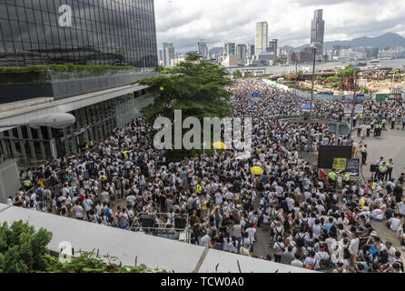 Hong Kong, Hong Kong, Cina. Il 9 giugno, 2019. La folla di manifestanti al di fuori degli edifici governativi nella Admiralty.Hong Kong vede una delle più grandi manifestazioni di protesta mai come la gente esce in vigore per protestare contro la proposta di legge in materia di estradizione. Il disegno di legge consentirebbe fro il distacco delle persone in Cina per affrontare un processo. Le persone si sentono chiaramente questo viola la un paese due sistemi di governo che è stato messo in atto dopo l'handover alla madrepatria. Credito: Jayne Russell/ZUMA filo/Alamy Live News Foto Stock