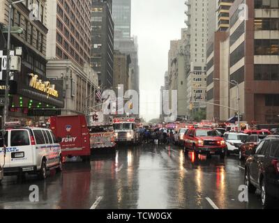 New York, Stati Uniti d'America. Decimo Giugno, 2019. Veicoli di emergenza riempire la strada in corrispondenza del sito di schianto di un elicottero a Manhattan, New York, Stati Uniti, 10 giugno 2019. Un elicottero schiantato il tetto di un grattacielo nel centro di Manhattan a New York City il lunedì pomeriggio i media locali hanno riferito. Credito: Wang Ying/Xinhua/Alamy Live News Foto Stock