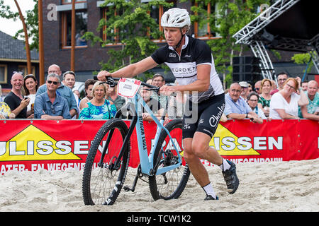 GOIRLE - Streetrace Goirle 10-06-2019. Oranjeplein. Buitensport, Wielrennen. Michael BOOGERD ex professionisti, durante Streetrace Gorile. Credito: Pro scatti/Alamy Live News Foto Stock