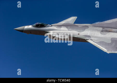 Il primo giorno del 2018 Zhuhai Air Show, della Cina di self-sviluppato una nuova generazione di fighter J-20 è venuto ad allietare. La foto mostra una ad alta definizione di qualità delle prestazioni di volo del J-20 fighter. Foto Stock