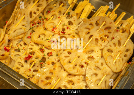 Un pezzo di lotus root in una stringa di cucina. Foto Stock