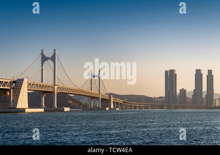 Vista panoramica di Busan Gwangandaegyo Bridge (Ponte di diamante), una sospensione ponte di collegamento Haeundae-gu a Suyeong-gu in Busan, Corea del Sud Foto Stock