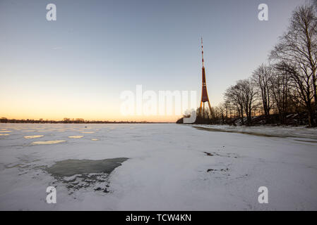 Pezzi di ghiaccio congelato nel lago in dim giornata invernale sotto la neve Foto Stock