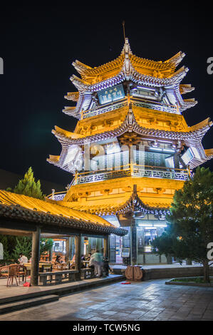 Crescent Primavera in montagna Mingsha, Dunhuang, provincia di Gansu, cinese antica architettura pavilion Foto Stock