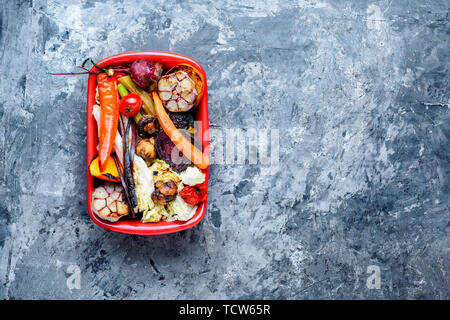 Varie verdure grigliate.un assortimento di deliziosi piatti di verdure grigliate.sano verdure grigliate Foto Stock