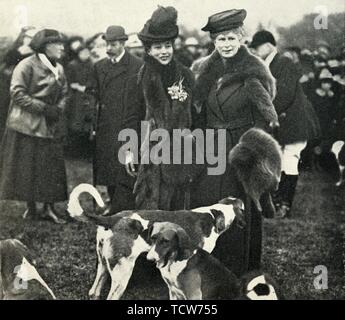 "Queen Mary e la Regina Alexandra in occasione di una riunione del West Norfolk Hunt nel 1920", (1951). Creatore: sconosciuto. Foto Stock