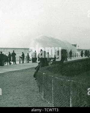 Mare mosso oltre la promenade a Hastings, Sussex, fine XIX-inizio XX secolo. Creatore: sconosciuto. Foto Stock