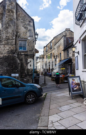 Una vista da est verso il basso la stretta strada pedonale chiamata Shambles nel Wiltshire città di Bradford on Avon Foto Stock