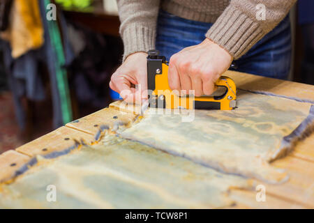 Skinner lavora con Pelliccia di Visone pelle Foto Stock