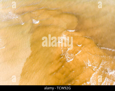 Vista aerea di una spiaggia con sabbia e delle onde in Denia, Spagna Foto Stock