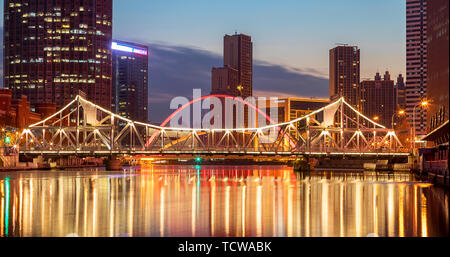 Vista notturna del ponte Jiefang di Tianjin, Cina Foto Stock