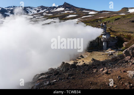 Emissione di minerali naturali di acqua termale, vapore (steam-miscela acqua) da ben geologica nel settore geotermico area di deposito, Centrale geotermica elettrica Foto Stock