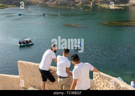 6 giugno 2019 - Khor Fakkan, UAE: Vista del lago e delle barche Al Rafisha Dam, Khor Fakkan Foto Stock