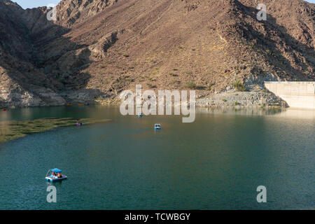 6 giugno 2019 - Khor Fakkan, UAE: Vista del lago e delle barche Al Rafisha Dam, Khor Fakkan Foto Stock