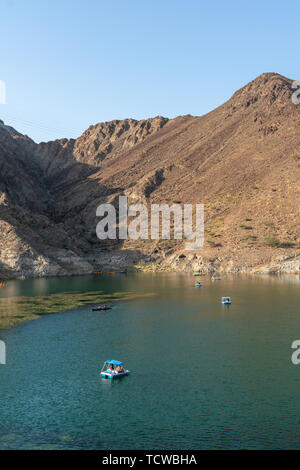 6 giugno 2019 - Khor Fakkan, UAE: Vista del lago e delle barche Al Rafisha Dam, Khor Fakkan Foto Stock