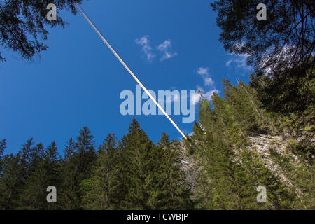 Ponte di sospensione in Holzgau dal di sotto. Foto Stock