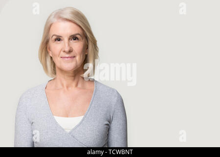 Ritratto Headshot coppia attraente isolato femmina su studio uno sfondo grigio Foto Stock