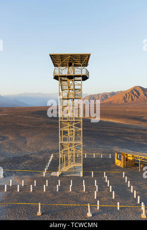 Linee di Nazca geoglyphs dalla torre di avvistamento viewpoint, Perù, Sud America Foto Stock