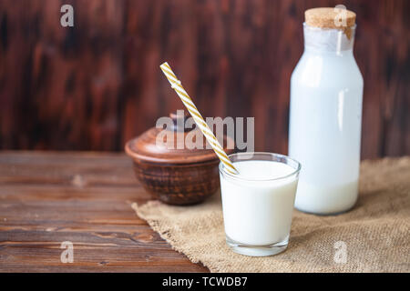 In casa il kefir, yogurt con probiotici in un bicchiere sulla tavola fredda probiotici latticini fermentati bevanda alla moda di cibi e bevande spazio copia stile rustico. Foto Stock