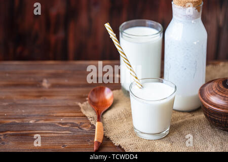 In casa il kefir, yogurt con probiotici in un bicchiere sulla tavola fredda probiotici latticini fermentati bevanda alla moda di cibi e bevande spazio copia stile rustico. Foto Stock