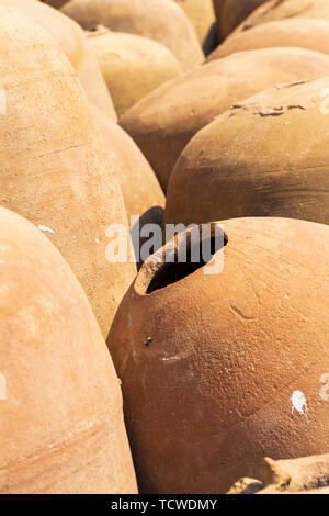 Palloni di ceramiche, contenitori per la produzione di vino al Tony Labis cantina e distilleria di pisco in Huacachina, Perù, Sud America Foto Stock