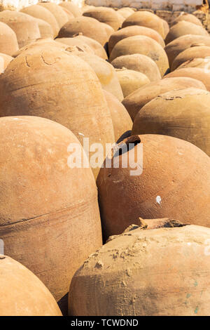 Palloni di ceramiche, contenitori per la produzione di vino al Tony Labis cantina e distilleria di pisco in Huacachina, Perù, Sud America Foto Stock