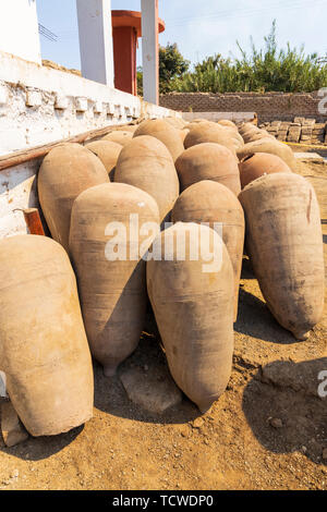 Palloni di ceramiche, contenitori per la produzione di vino al Tony Labis cantina e distilleria di pisco in Huacachina, Perù, Sud America Foto Stock