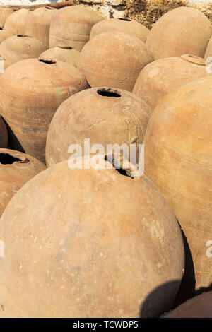 Palloni di ceramiche, contenitori per la produzione di vino al Tony Labis cantina e distilleria di pisco in Huacachina, Perù, Sud America Foto Stock