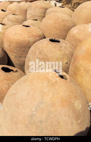 Palloni di ceramiche, contenitori per la produzione di vino al Tony Labis cantina e distilleria di pisco in Huacachina, Perù, Sud America Foto Stock