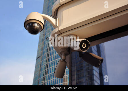 Circuito chiuso telecamera multi-angolo sistema TVCC contro il cielo blu, installato su una strada di città Foto Stock