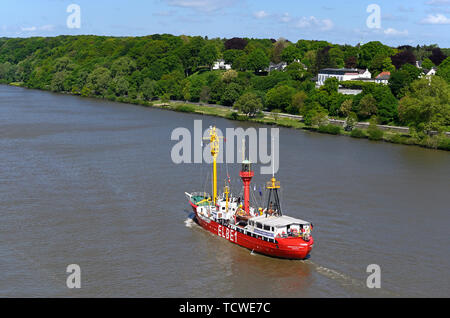 Amburgo, Germania - 2019.05.12: la storica lightship elba 1 burgermeister o'swald del 1943 su una escursione turistica di viaggio sul fiume Elba passando nienstet Foto Stock