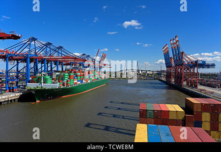 Amburgo, Germania - 2019.05.13: waltershof terminal per container burchardkai hhla ed Eurogate predöhlkai, sfondo: köhlbrandbrücke Foto Stock